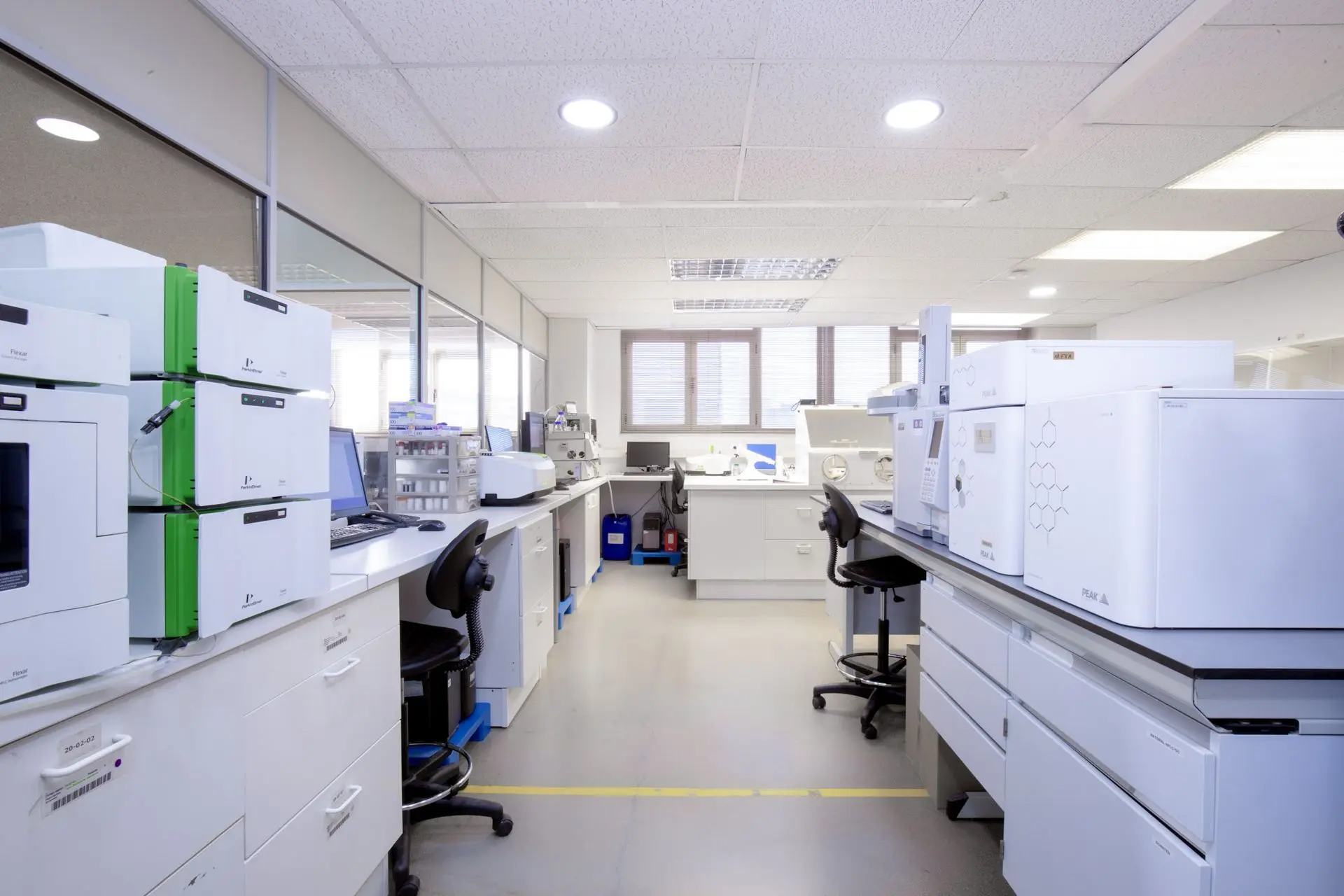 Laboratorio de análisis fisicoquímico de MetaPharma con estándares EU-GLP